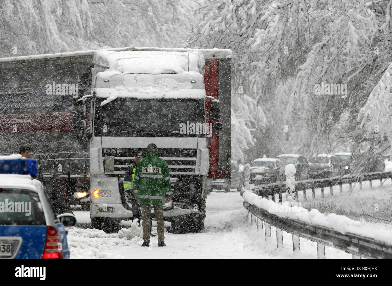 Querstehenden Traktor Anhänger LKW blockiert die tief verschneiten Autobahn B327 zwischen Koblenz und Waldesch, Rheinland-Pfalz, Deutschland Stockfoto