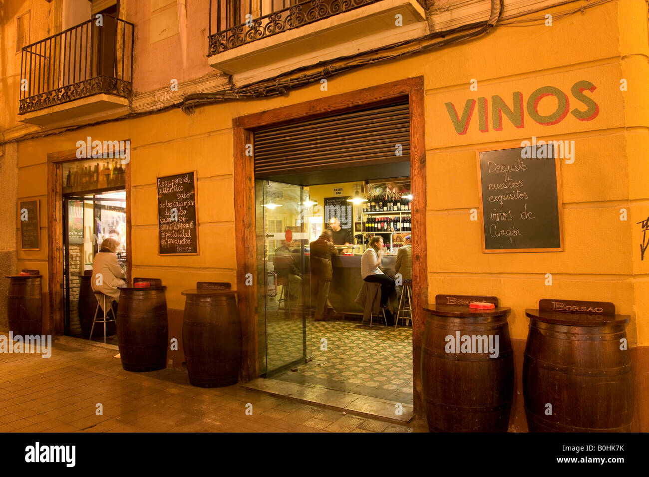 Vinos Wein-Bar-Taverne in der Zone El Tubo, Zaragoza, Saragossa, Aragon, Spanien Stockfoto