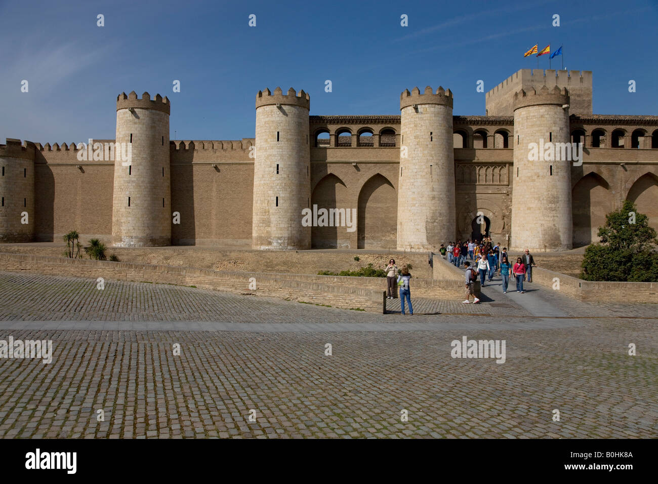 Palacio de Aljaferia Palast, Fahnen über Schloss Mauer und Türme, maurische Architektur, Zaragoza, Saragossa, Aragon, Spanien Stockfoto