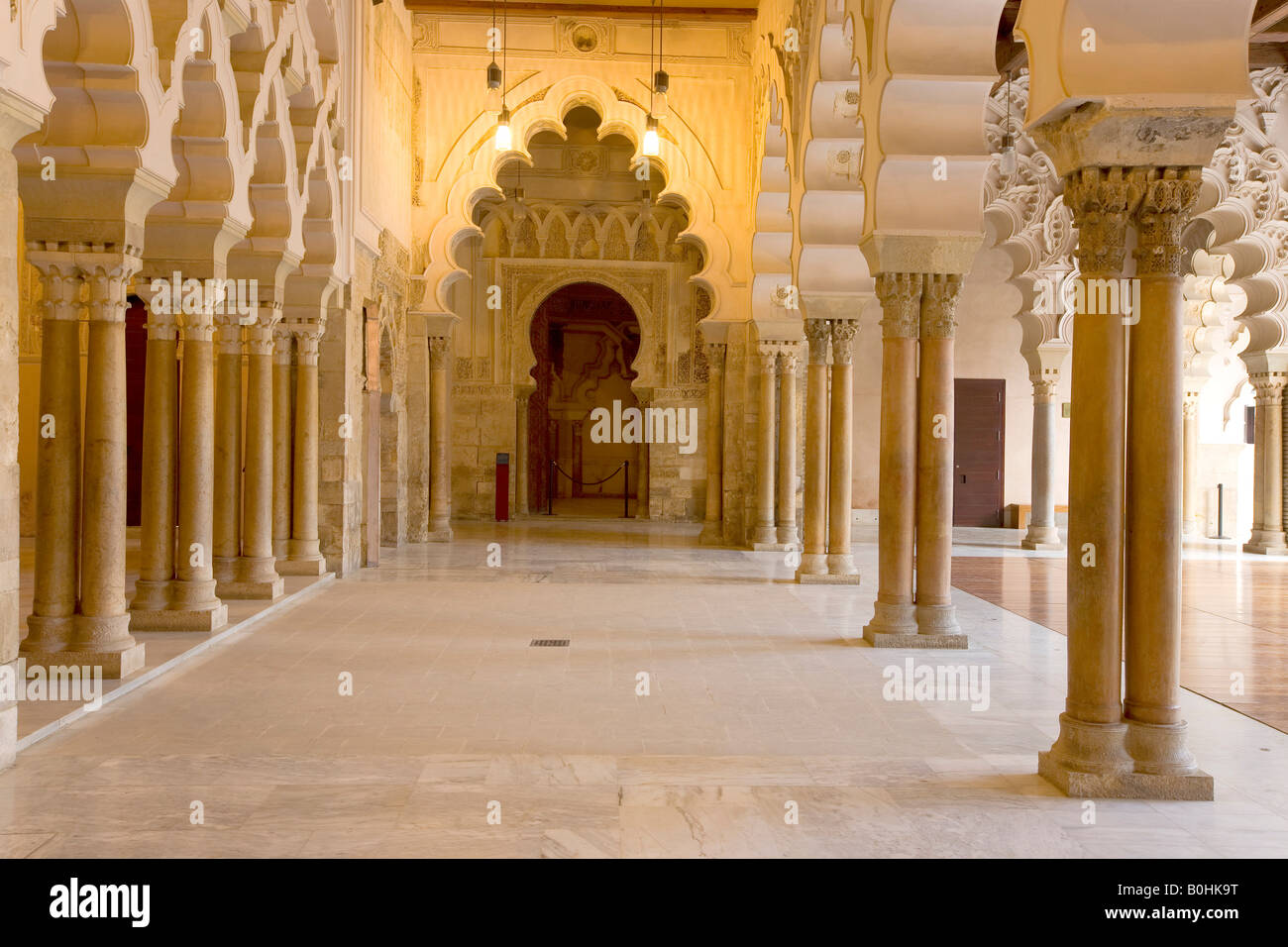 Verzierte Stein geschnitzt gewölbten Durchgang des Santa Isabel Patios, Palast Palacio de Aljaferia, maurische Architektur, Zaragoza, S Stockfoto