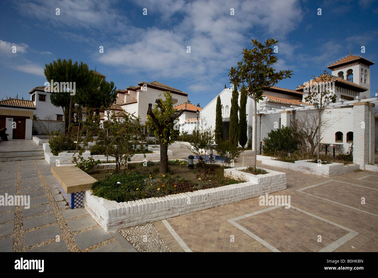 Pflanzen und Bäume der Mezquita Grande Moschee Garten, El Albayzín oder Albaicín Viertel von Granada, Andalusien, Spanien Stockfoto