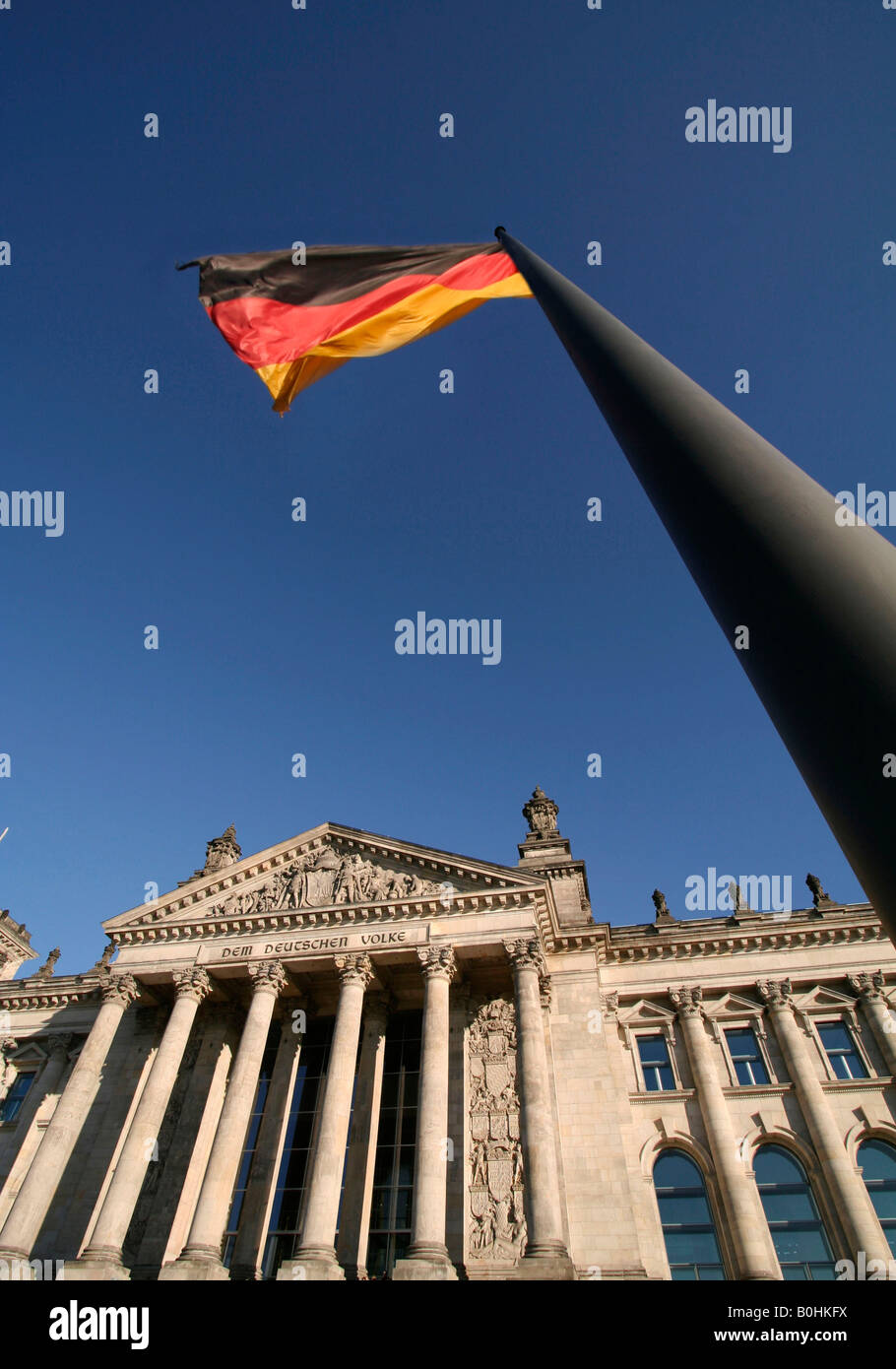 Deutsche Flagge neben dem Reichstag oder deutschen Parlament Gebäude, Geräumigkeit und Regierungschefs Viertel, Berlin, Deutsch Stockfoto