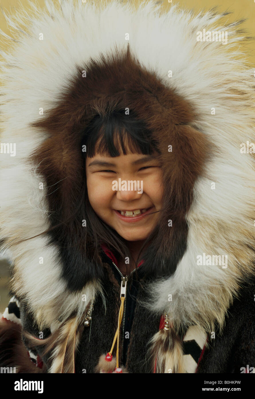 Ein Alaskan Inupiat Eskimo Madchen Tragt Einen Karibu Haut Parka Mit Wolverine Pelzbesatz Barrow Alaska Usa Stockfotografie Alamy