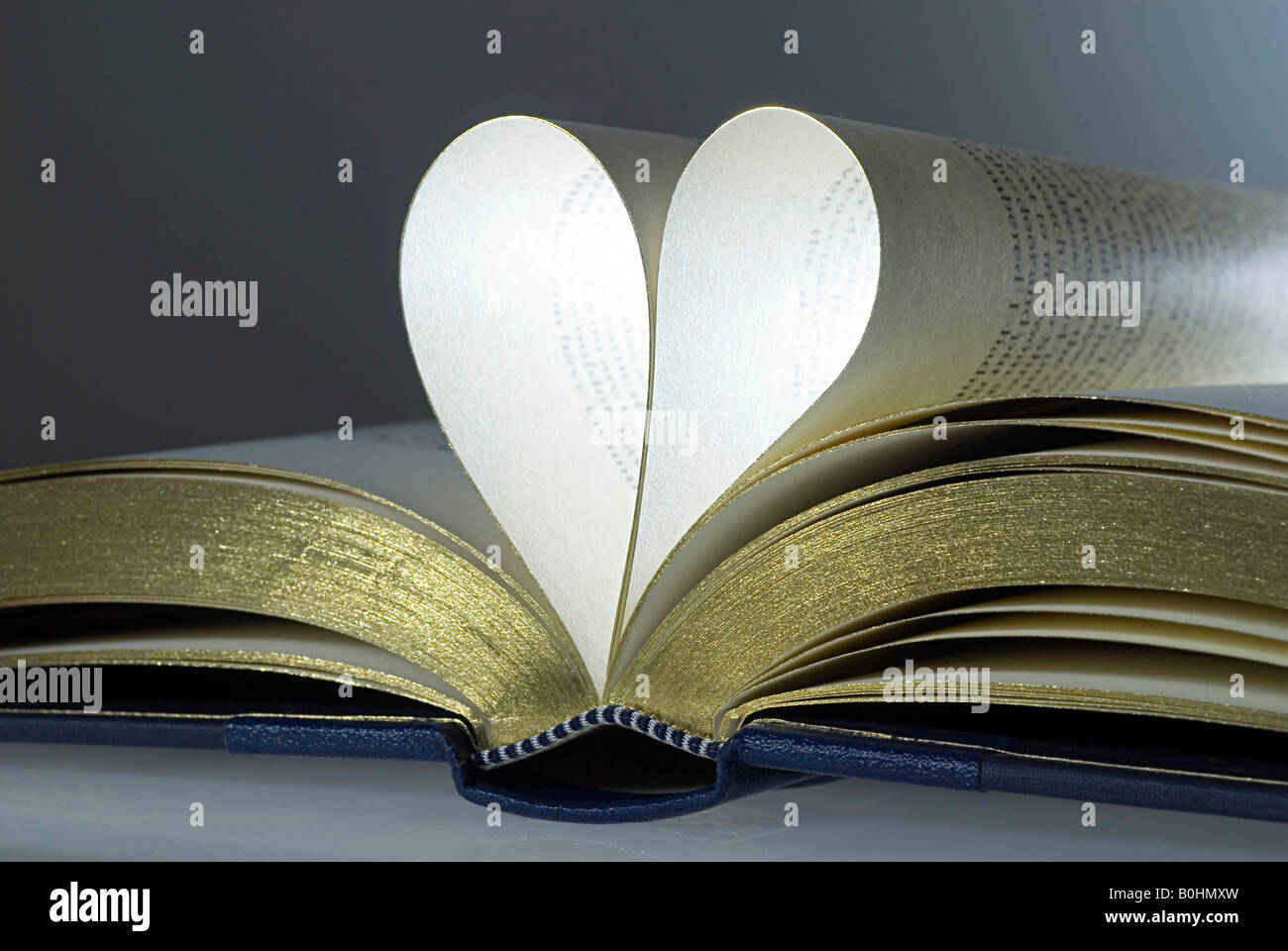 Offenes Buch, gefalteten Seiten in der Form eines Herzens Stockfoto