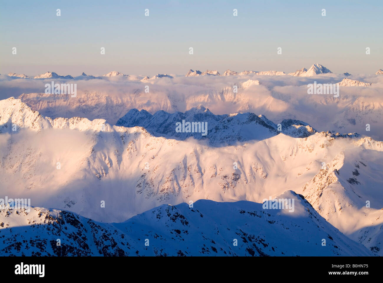 Pitztaler Gletscher, Mt. Luesener Fernerkogel, kleine graue dreieckigen Spitze und Sicht so weit wie Mt. Schrankogel und Mt. Ruderhofspitz Stockfoto