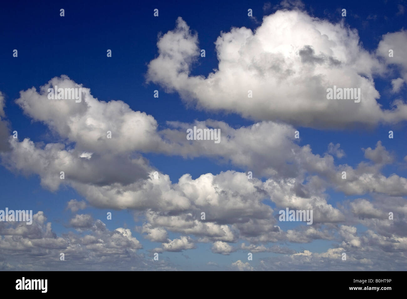 Weiße Wolken im blauen Himmel Stockfoto