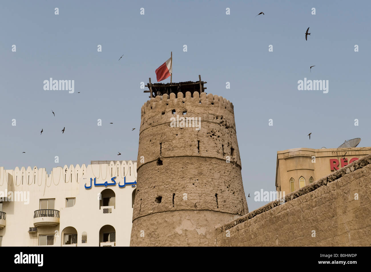 Dubai, Vereinigte Arabische Emirate (VAE). In der Altstadt von al Bastakiya, Schwalben Kreis der Turm von Al Fahidi Fort (1787) und das Dubai Museum Stockfoto