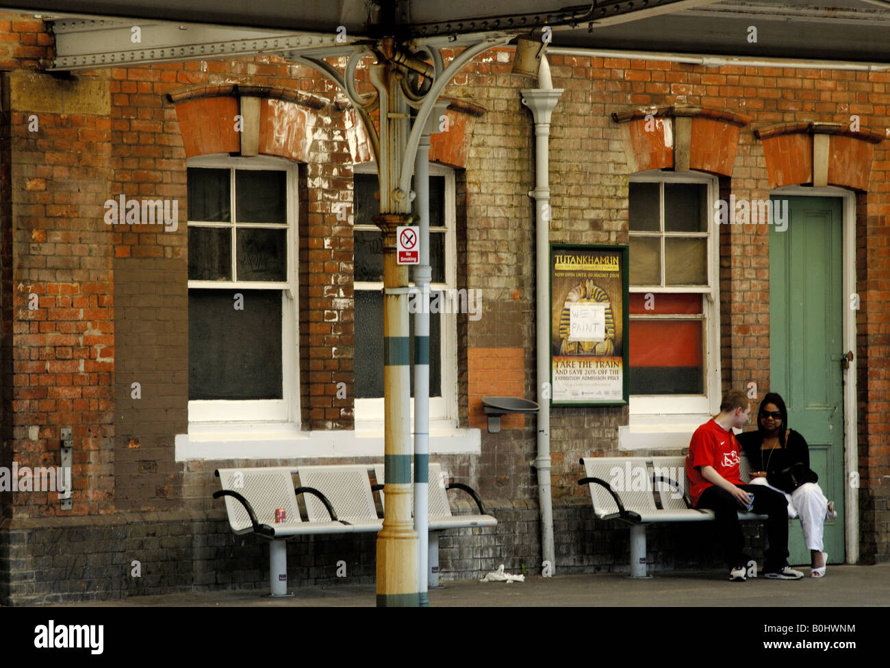 Pendler, die warten auf die Plattform für einen Zug in Streatham Common Station in London 06 05 08 Stockfoto