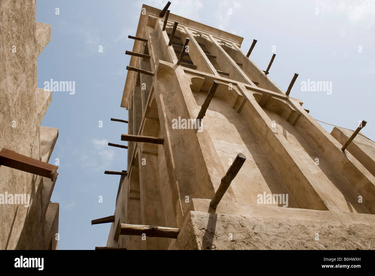 Dubai, Vereinigte Arabische Emirate (VAE). Wind Turm auf dem Dach eines traditionellen Haus in Bastakiya Stockfoto