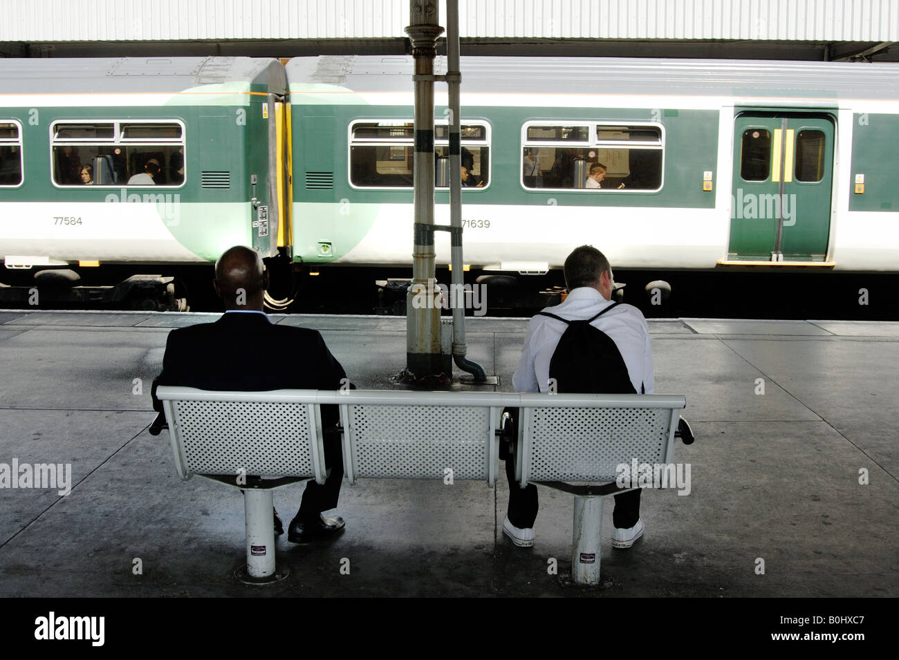 Pendler, die warten auf die Plattform für einen Zug in Streatham Common Station in London 06 05 08 Stockfoto