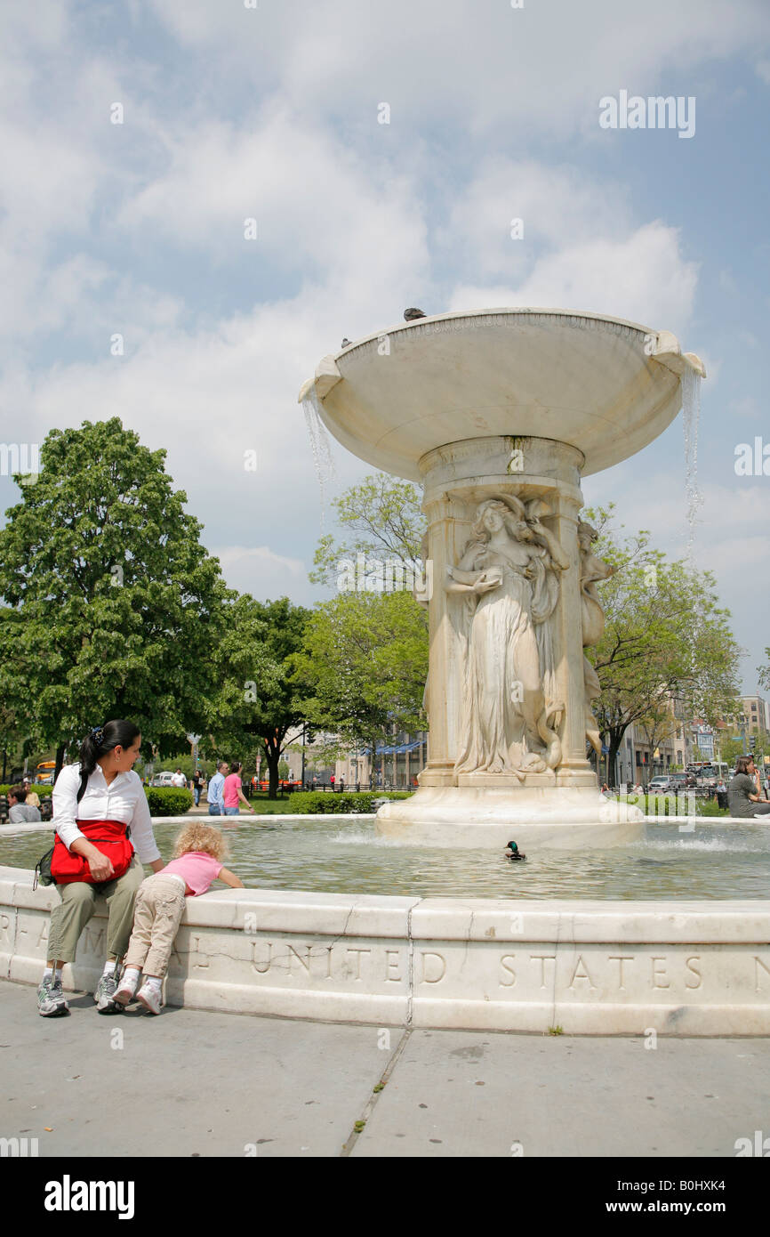 Menschen am Denkmal Brunnen gewidmet Samuel Francis du Pont, Dupont Circle, Washington D.C. USA Stockfoto