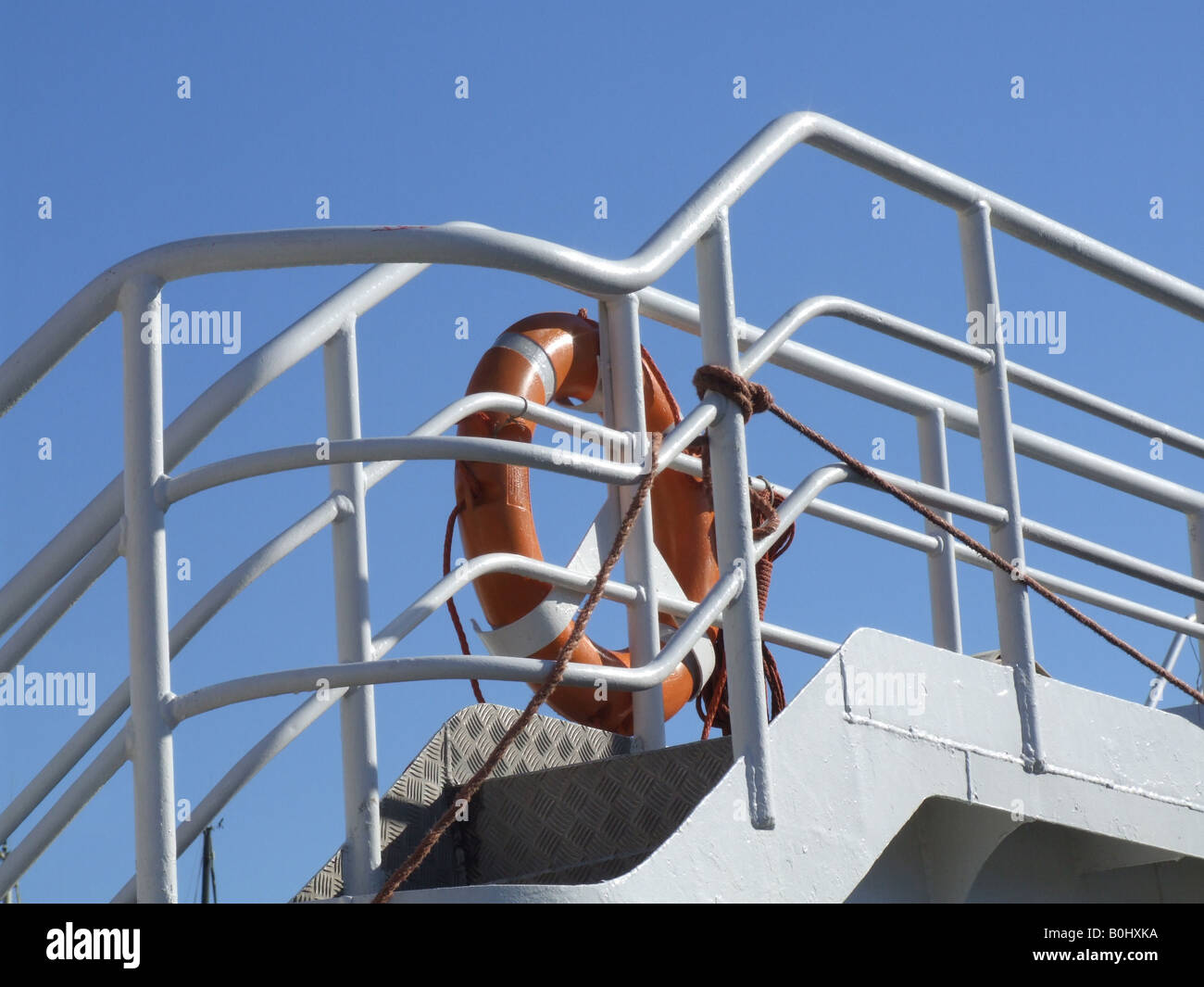 lebensrettende Gummiring auf dem Schiff und blauer Himmel Stockfoto