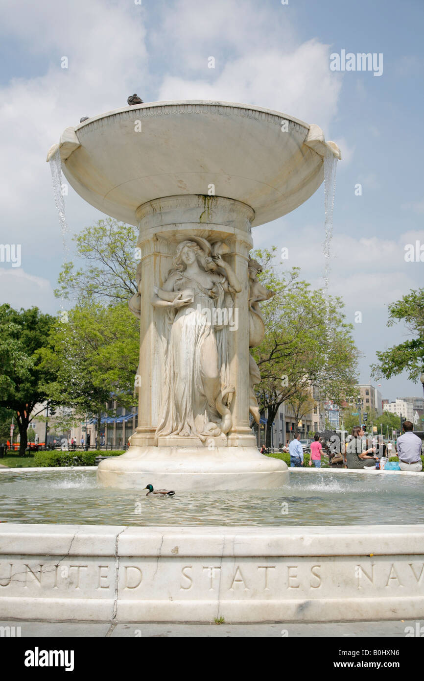 Menschen am Denkmal Brunnen gewidmet Samuel Francis du Pont, Dupont Circle, Washington D.C. USA Stockfoto