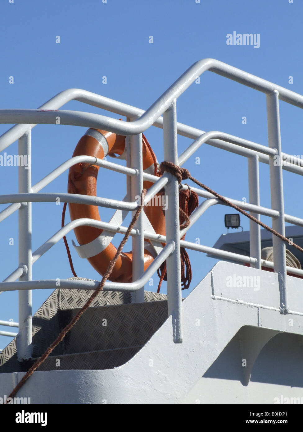 lebensrettende Gummiring auf dem Schiff und blauer Himmel Stockfoto