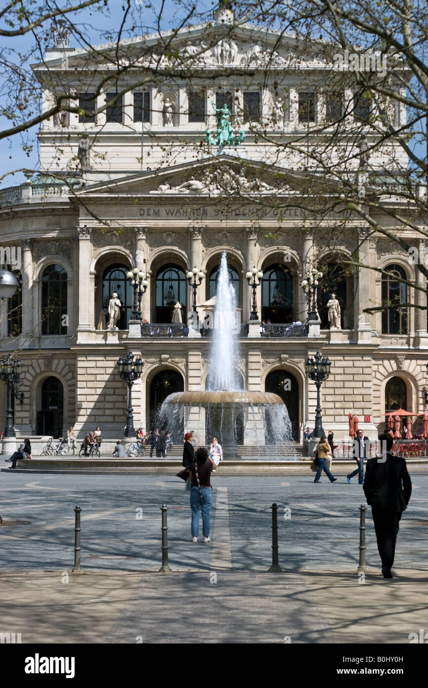 S der Frankfurter Alten Oper im zeitigen Frühjahr Stockfoto