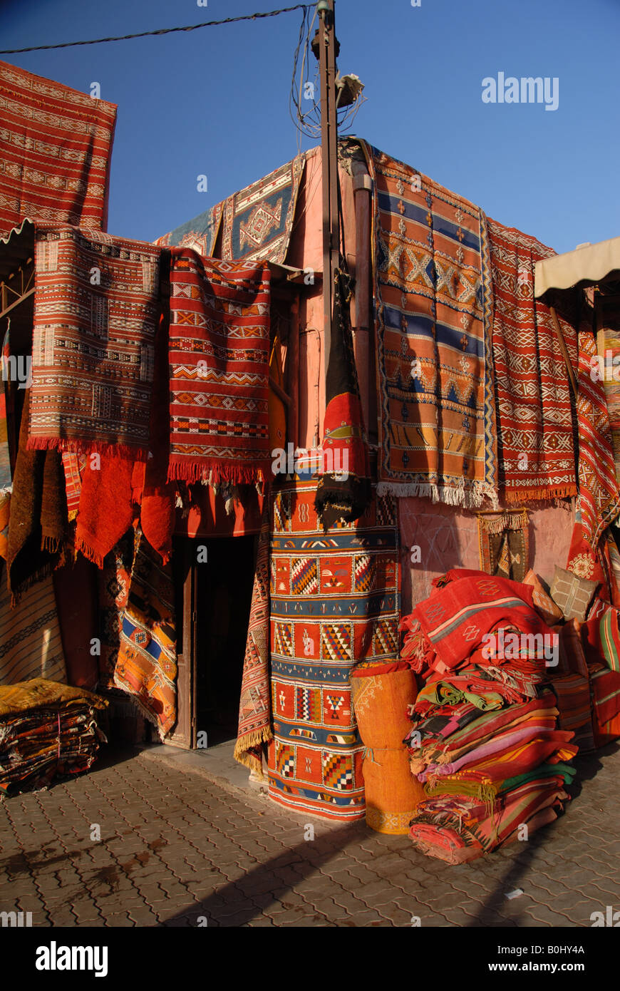 Wolldecken für Verkauf in den Souks, Marrakesch Marokko Stockfoto