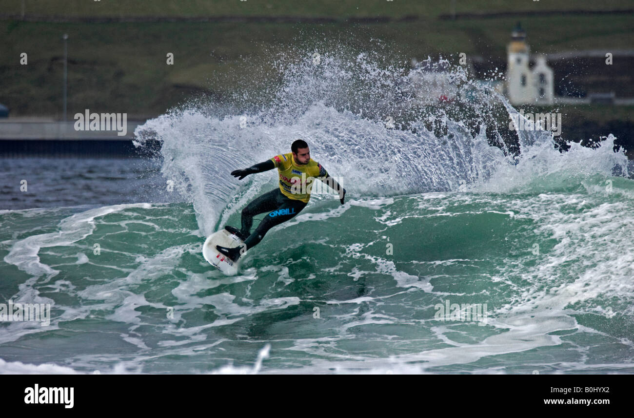 Surfer Surfen bei Thurso East, während O'Neill Highland Open 2008, Thurso, Caithness, Highlands, Schottland, Vereinigtes Königreich, Europa Stockfoto