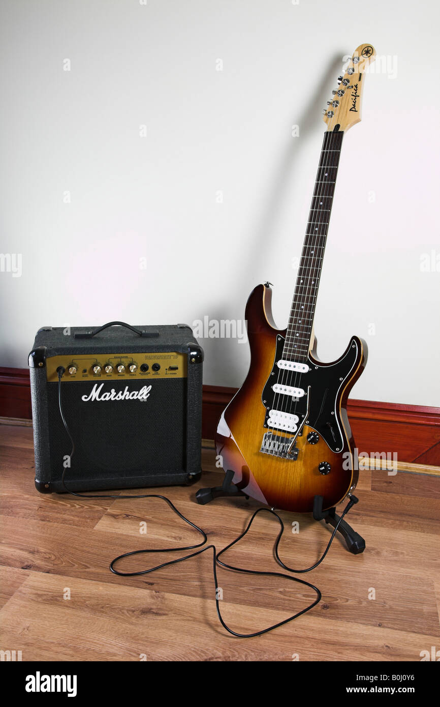 Yamaha Pacifica e-Gitarre und Marshall-Verstärker Stockfoto