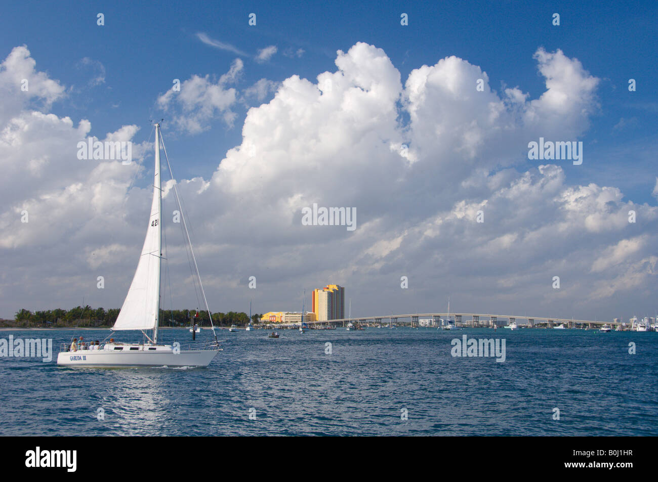 Ein Segelboot auf dem intercoastal Waterway in der Nähe von Palm Beach Florida USA Stockfoto