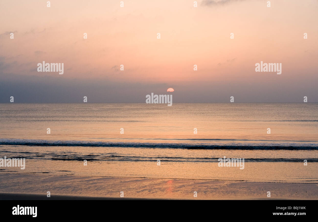 Sonnenaufgang über dem offenen Meer in Ponte Vedra Beach, Florida. Stockfoto