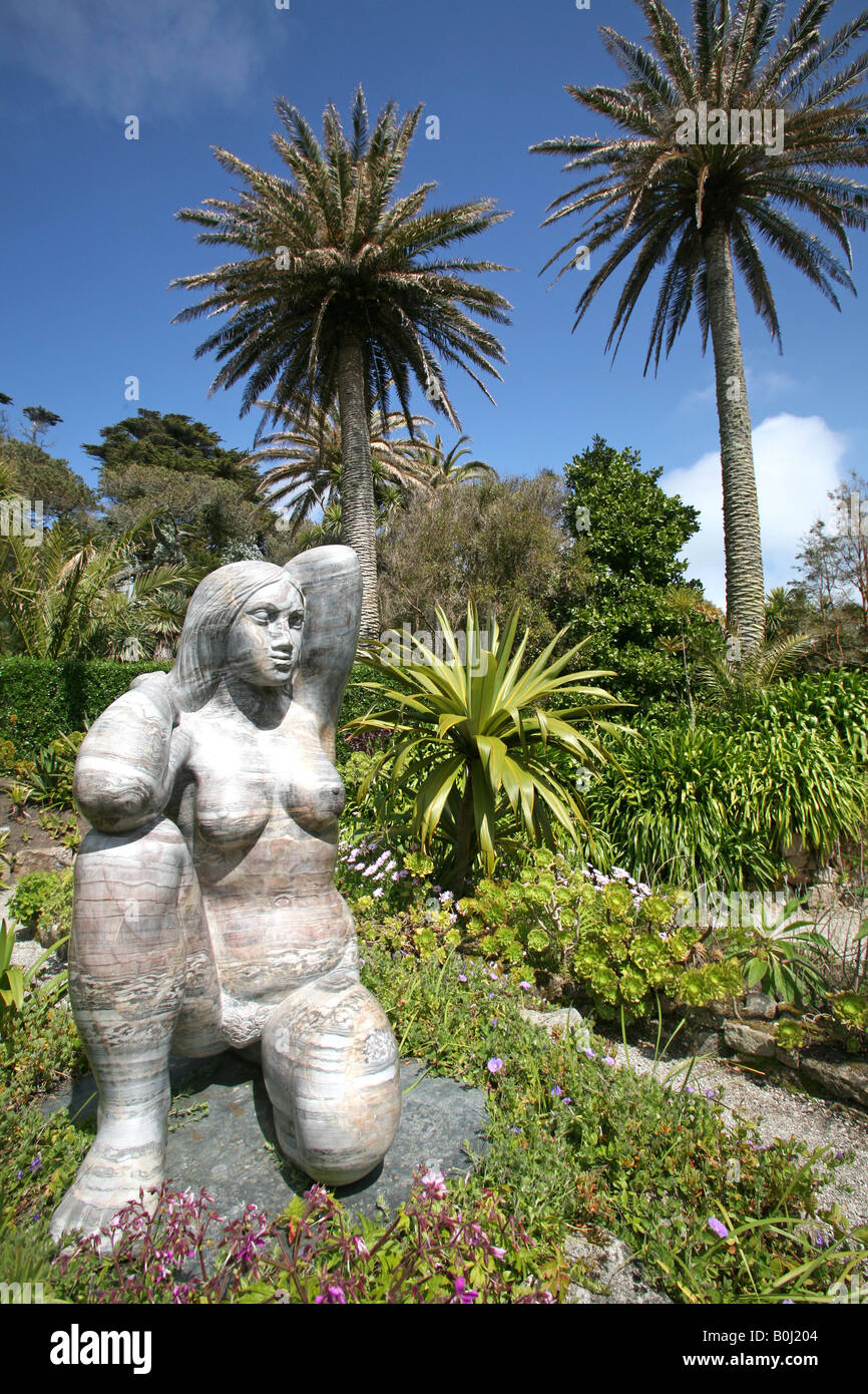 Statue von Gaia vom Bildhauer David Wynne, Tresco Abbey Gardens, Tresco, Isles of Scilly, Großbritannien Stockfoto