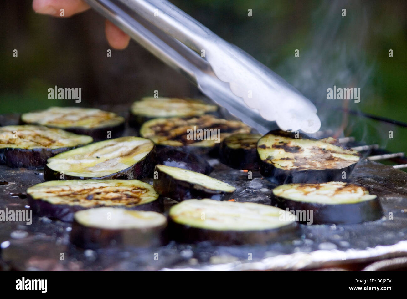 Geschnittene Aubergine / Aubergine Kochen auf dem Grill. Stockfoto