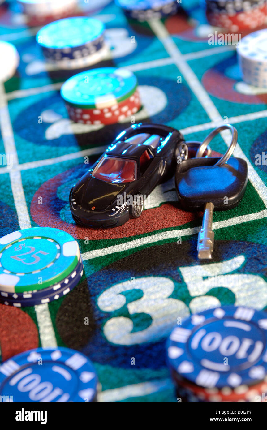 Autoschlüssel auf dem Roulettetisch Stockfoto