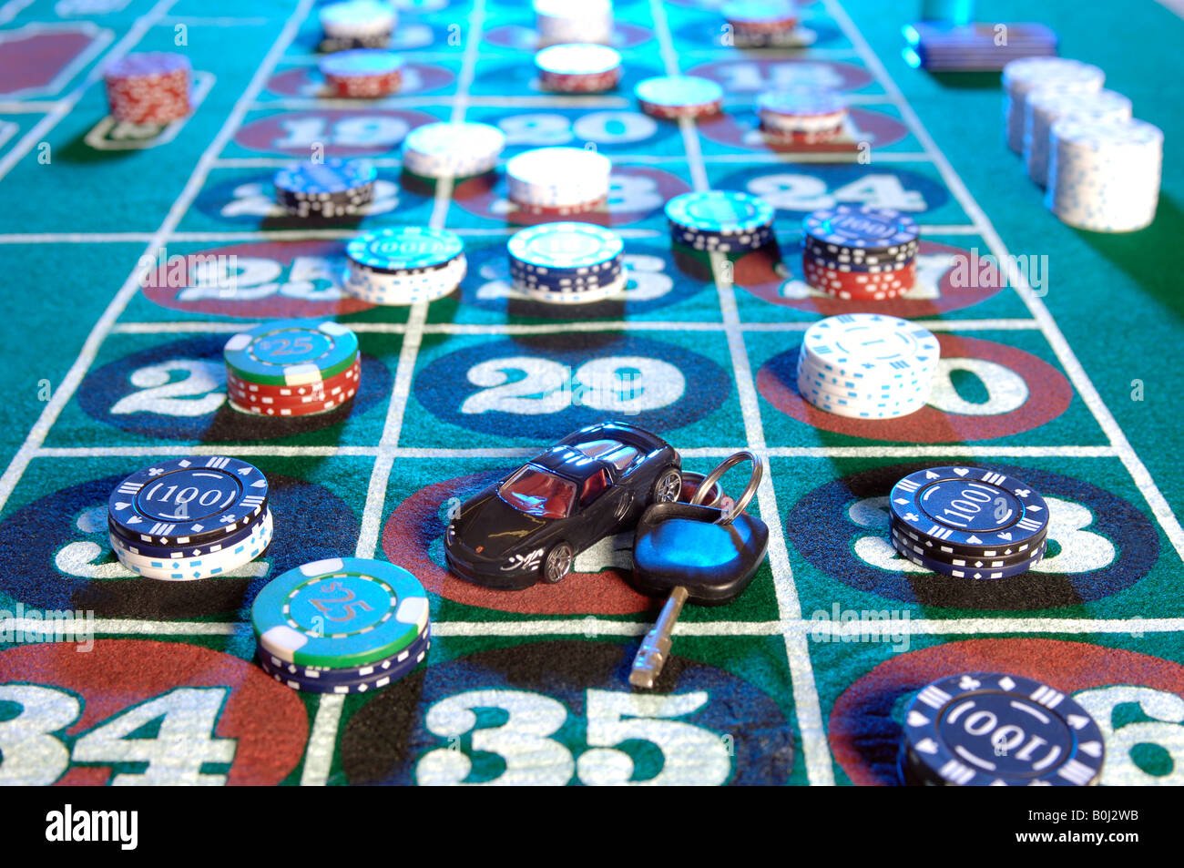 Autoschlüssel auf dem Roulettetisch Stockfoto