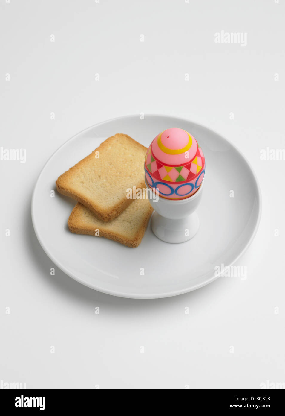 Osterei und Toast auf Platte Stockfoto