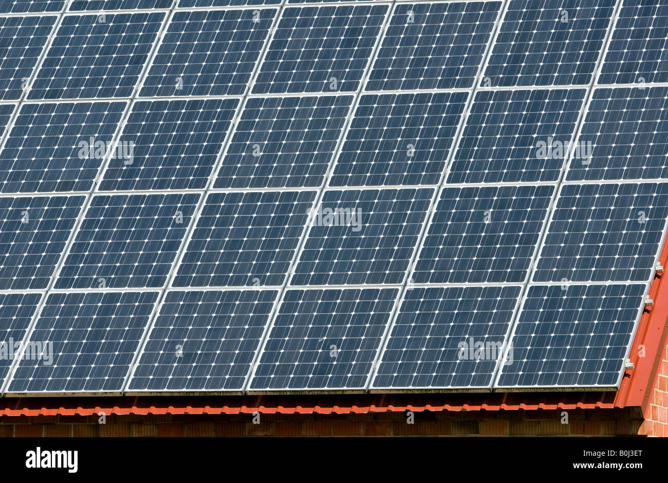 Sonnenkollektoren auf einem Bauernhof Gebäude, Wagenfeld, Niedersachsen, Deutschland. Stockfoto