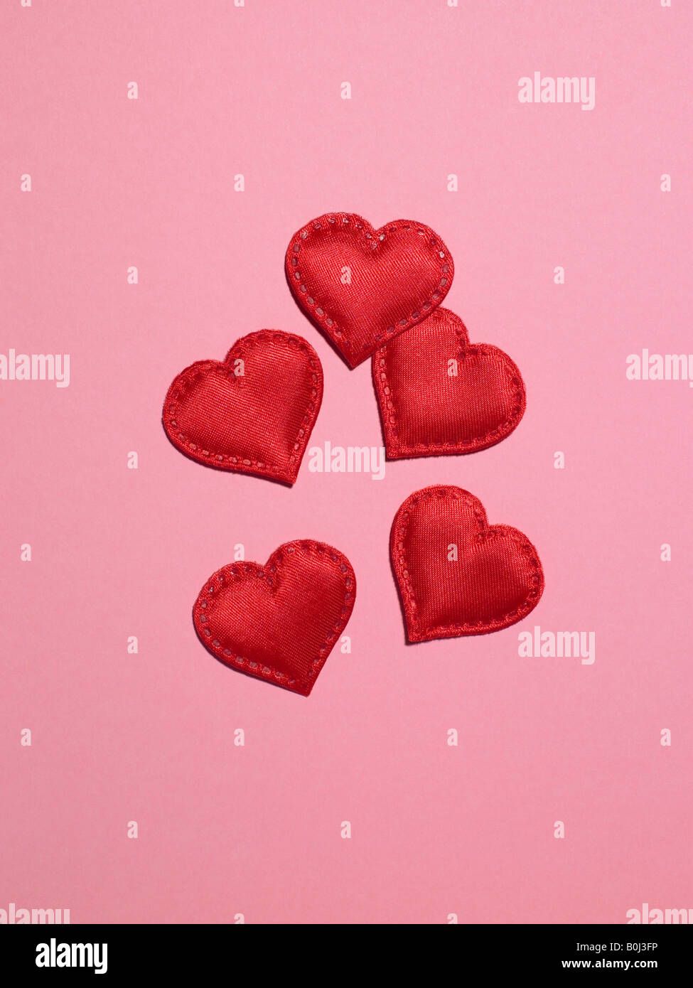 Herzen auf rosa Hintergrund Stockfoto