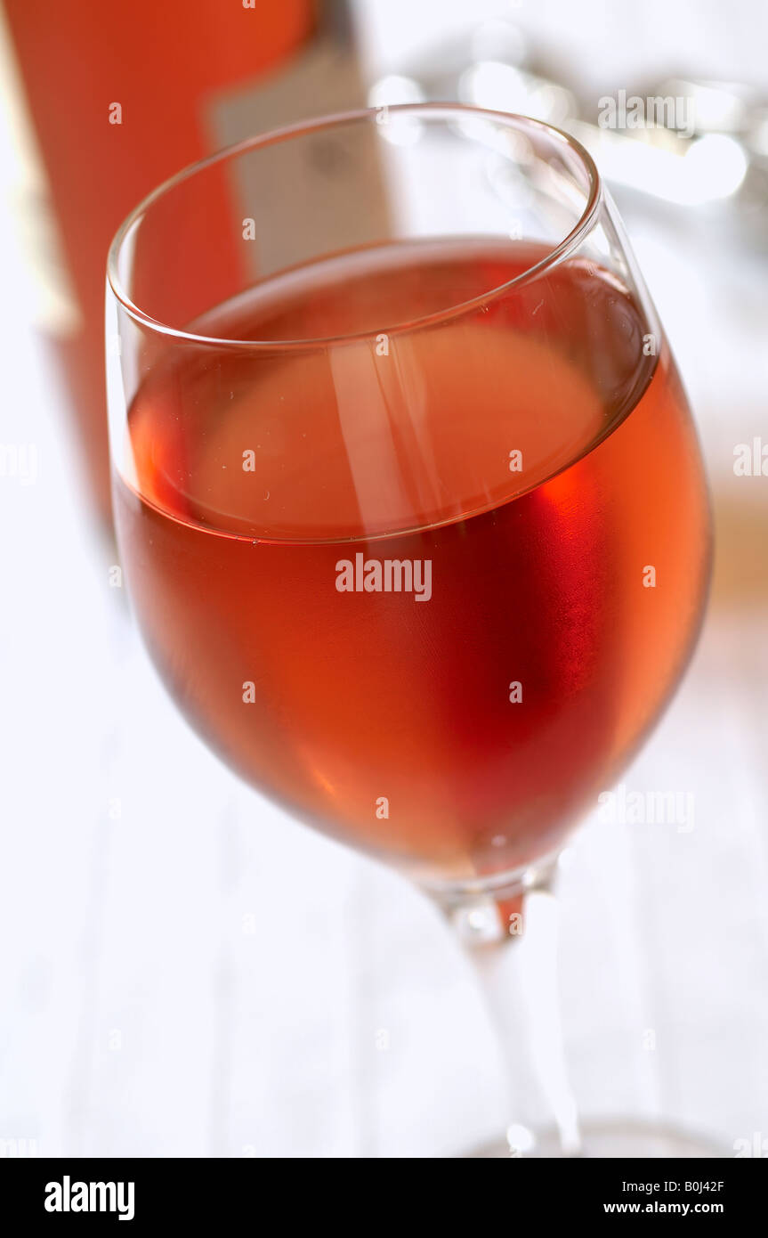 Glas gekühlten Roséwein Stockfoto