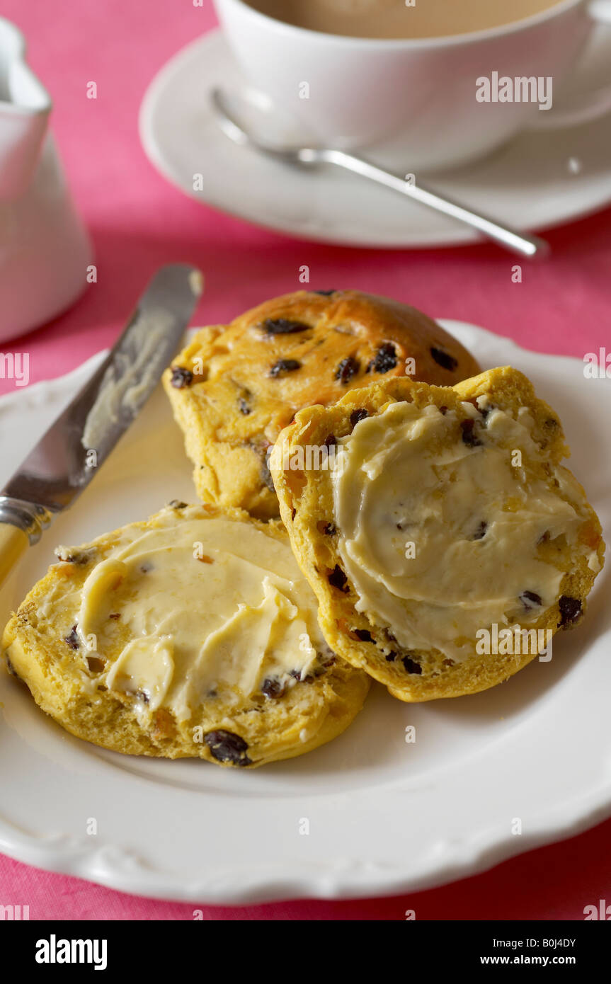 Safran Brötchen mit Butter auf Platte Stockfoto
