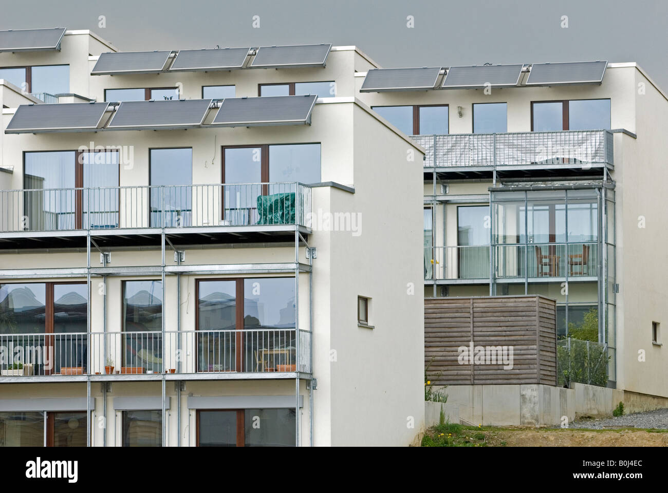 Neue Wohnungen mit integrierten Solarzellen, Deutschland. Stockfoto