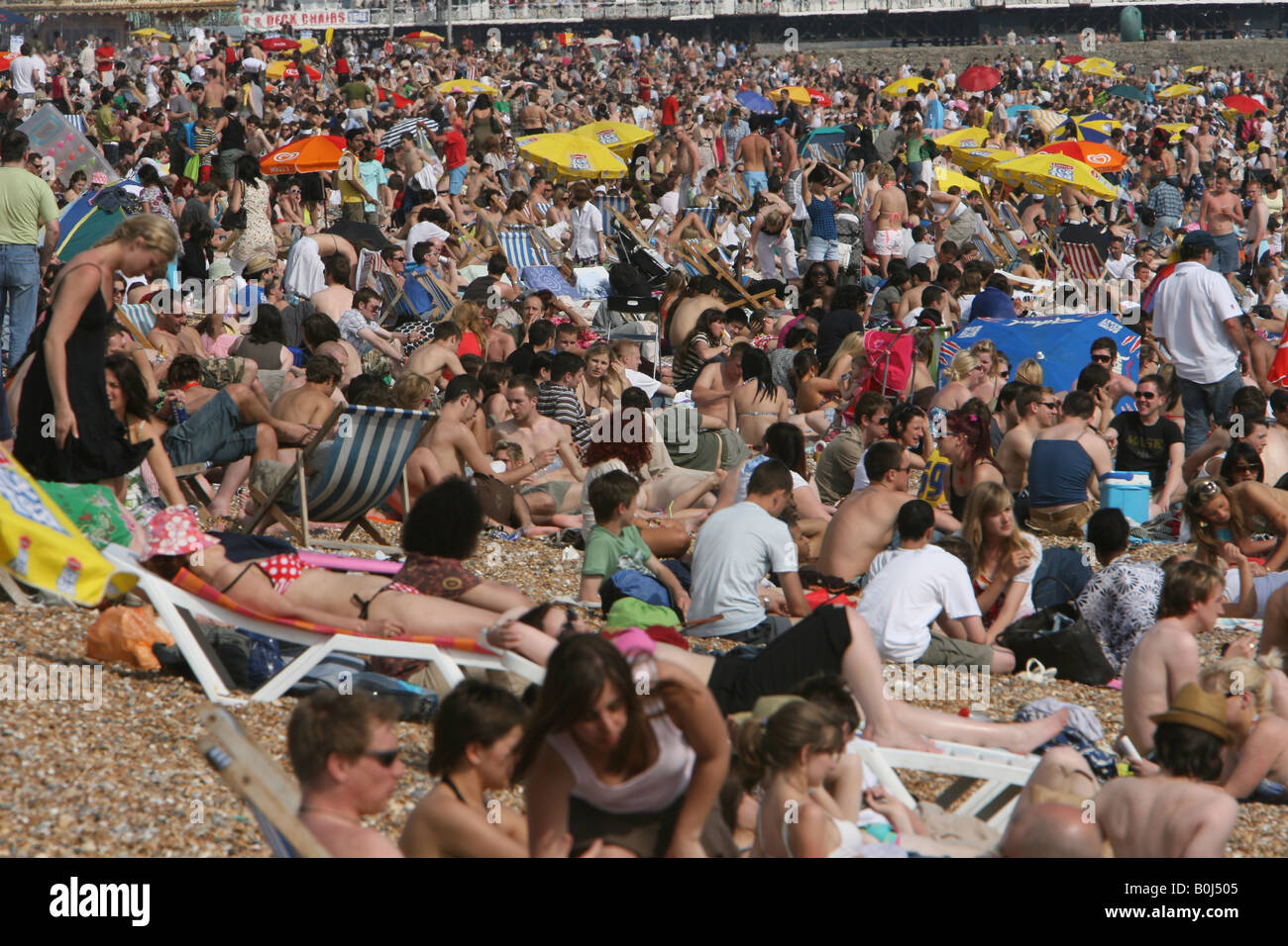 Einem überfüllten Brighton Strand an einem sonnigen Samstag Stockfoto