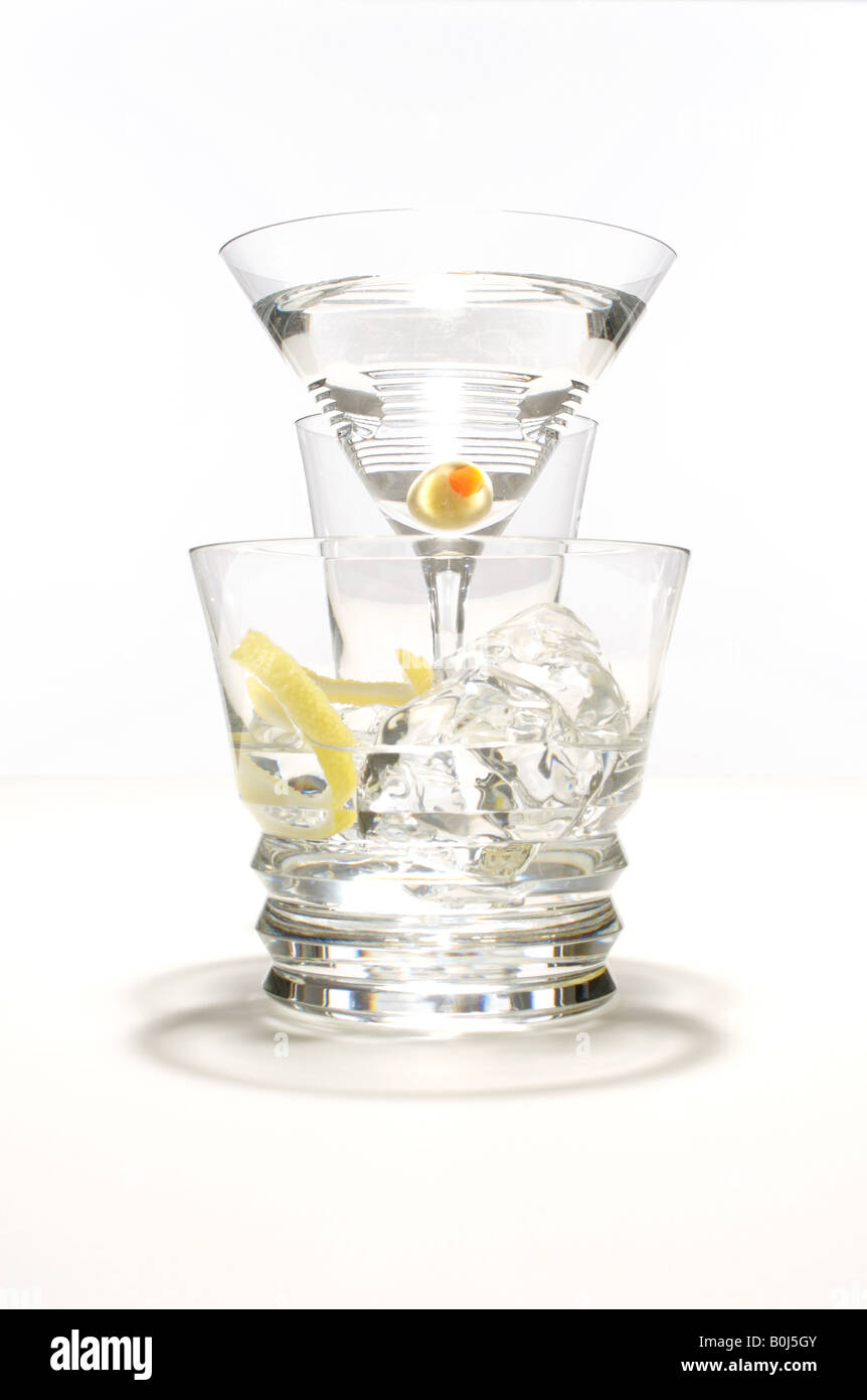 Klar cocktail-Gläser mit Eis Olive und Zitrone Stockfoto