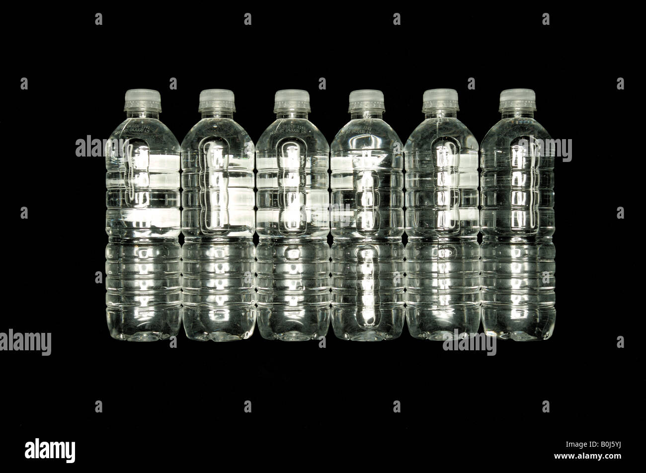 Klaren Kunststoff-Wasserflaschen auf schwarzem Hintergrund Stockfoto