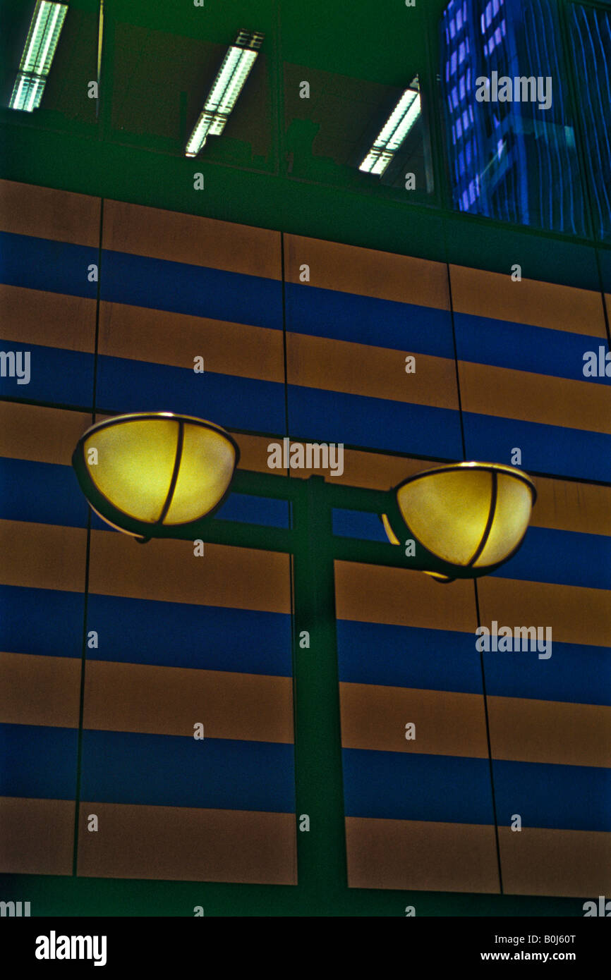 Zwei äußere Einkaufszentrum Lampe leuchtet Stockfoto