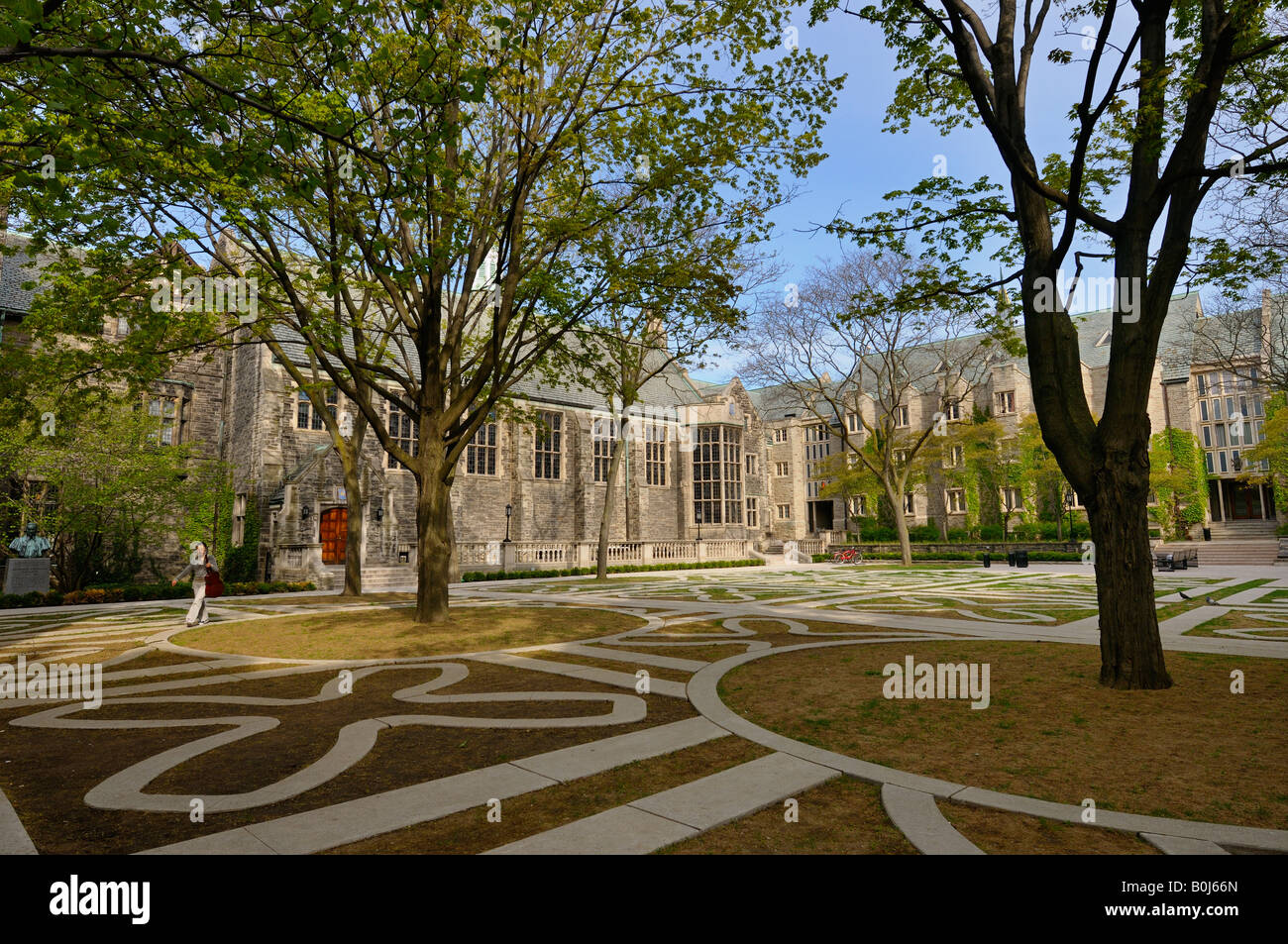 Innenhof der Universität des Trinity College an der University of Toronto im Frühjahr Stockfoto