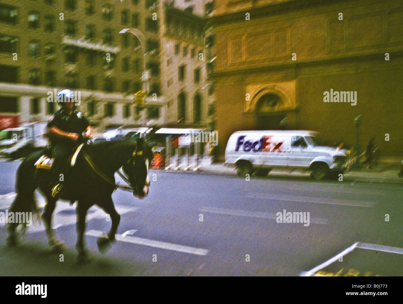 Berittene Polizisten auf Pferd, NYC Street, Fed Ex LKW Stockfoto