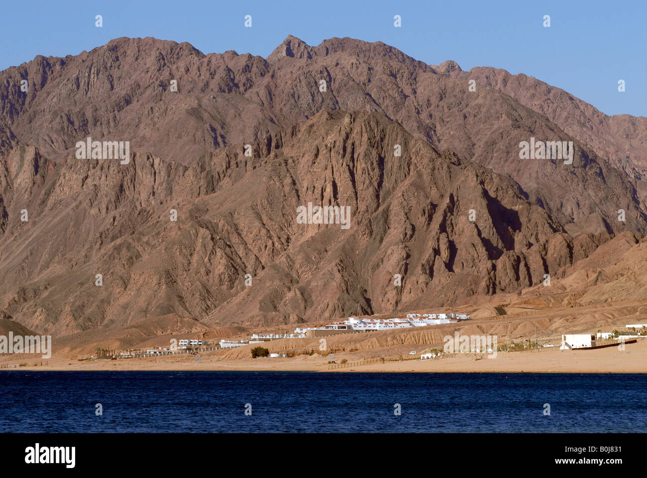 Der Strand am Urlaubsort Dahab mit dem Sinai-Gebirge in Ferne Rotes Meer-Ägypten Stockfoto