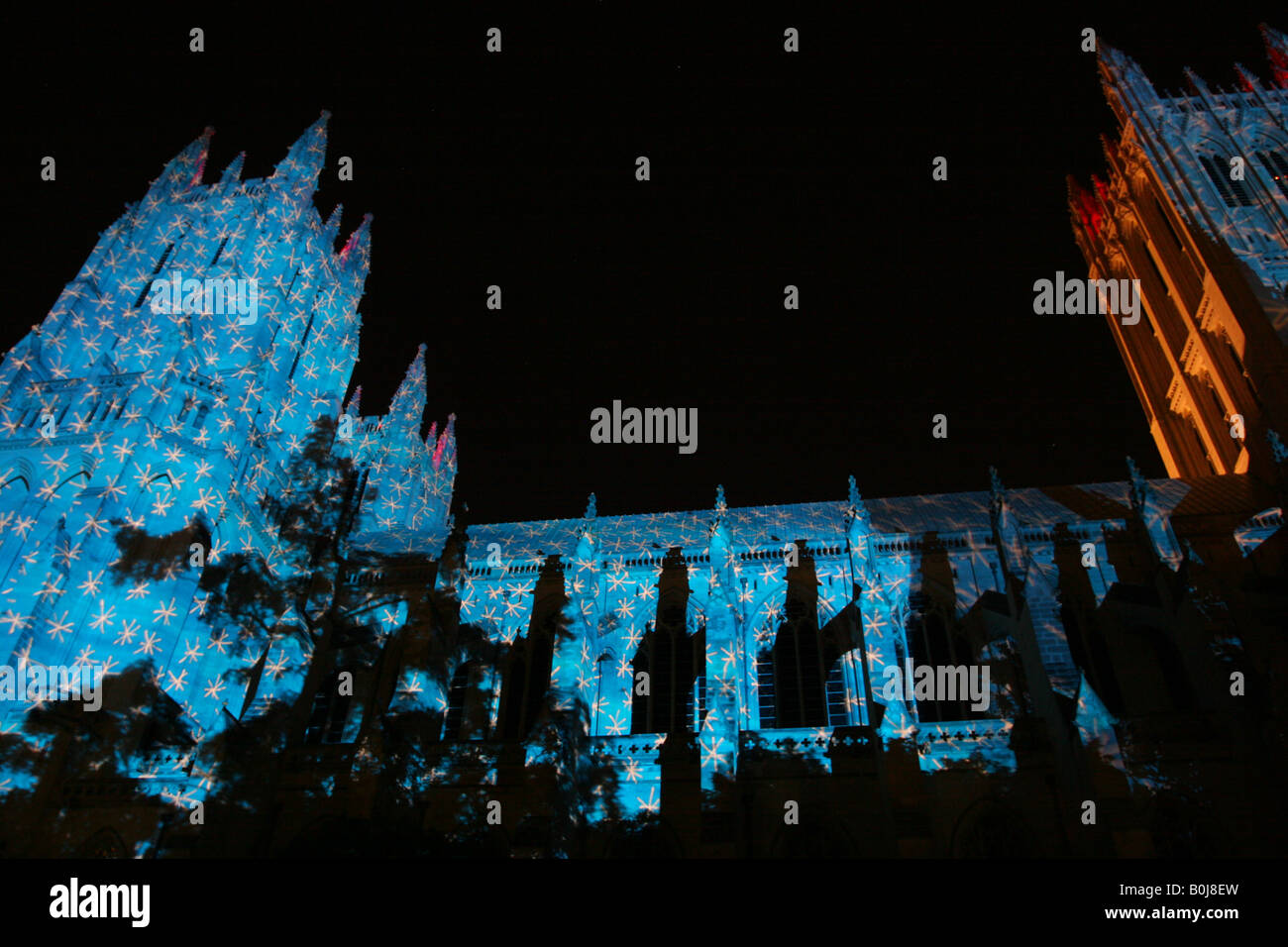 Kunst im öffentlichen Raum-Event - der amerikanischen National Cathedral in Washington DC mit bunten Bildfolien nachts beleuchtet. Stockfoto