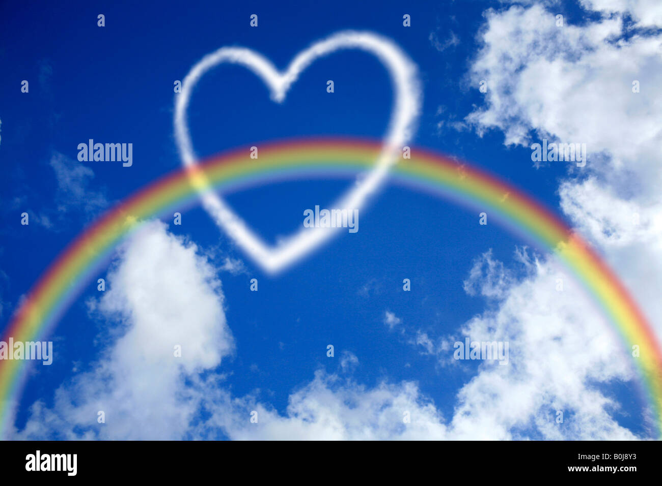 Liebe Herz in den Himmel mit einem Regenbogen Stockfotografie Alamy