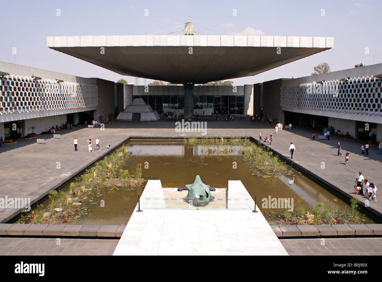 Innenhof des Nationalen Museum der Anthropologie von Pedro Ramirez Vazquez, Chapultepec Park, Mexiko Stadt entworfen Stockfoto
