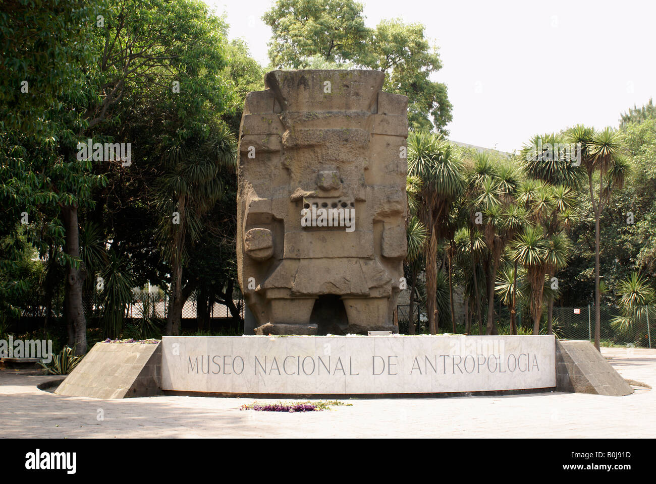 Aztec Skulptur am Eingang in das National Museum of Anthropology in Park Chapultepec, Mexiko-Stadt Stockfoto
