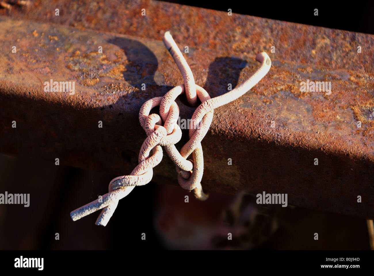 rostige weißen Draht in Schrottplatz Stockfoto
