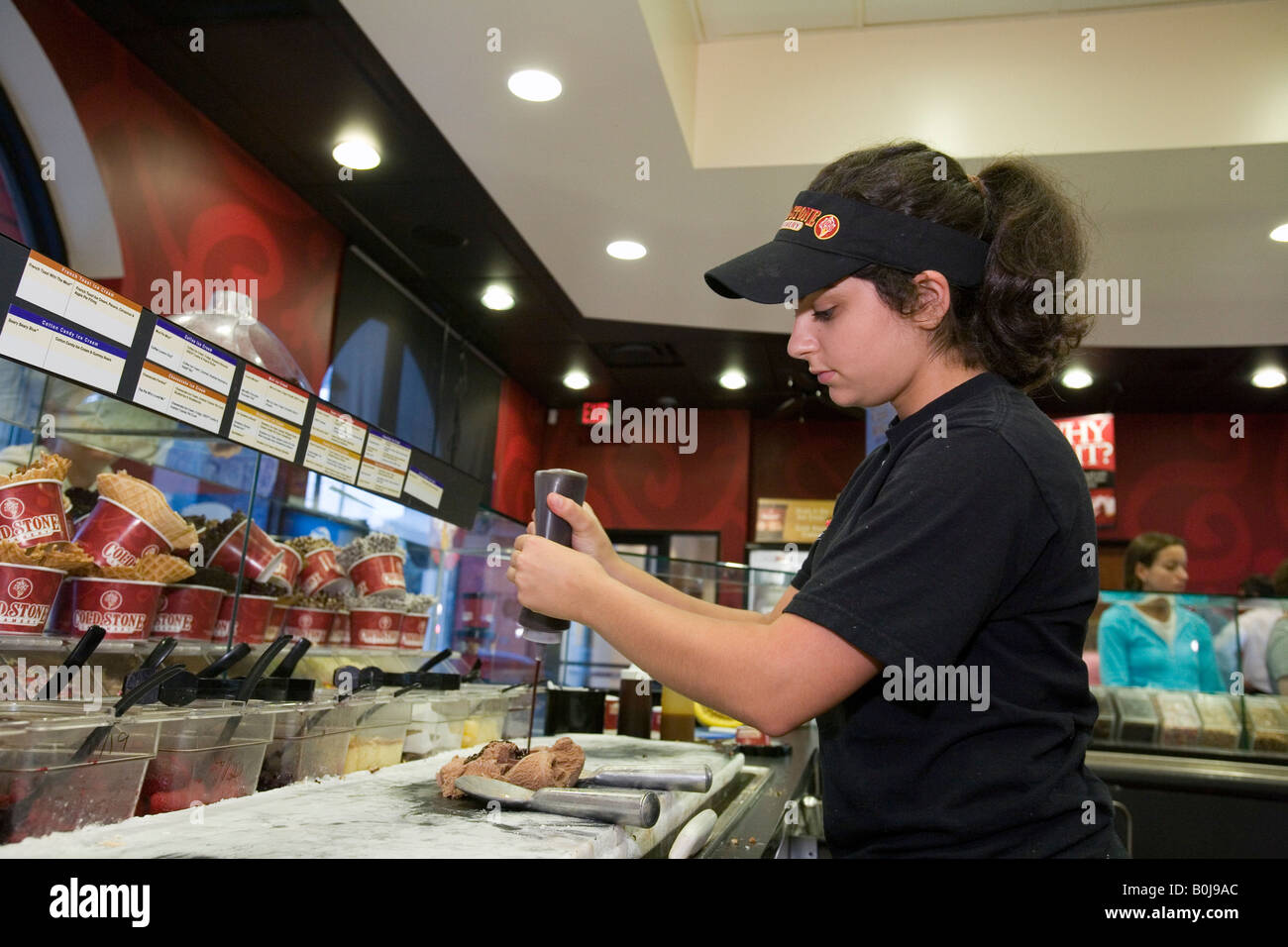 Grosse Pointe Michigan Samantha Dabain 18 bereitet Eis für einen Kunden in einem Cold Stone Creamery-Shop Stockfoto