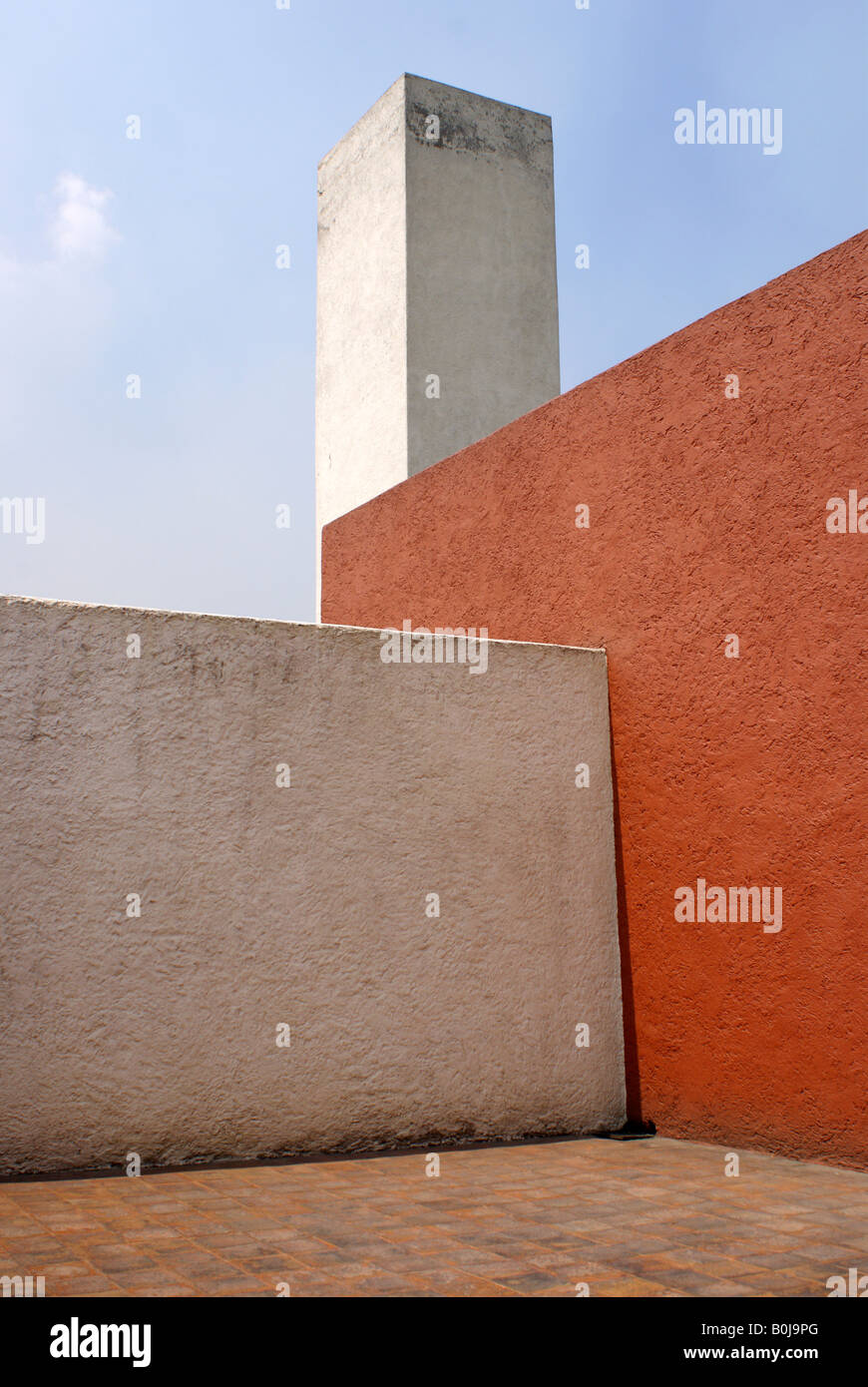 Farbenfrohe Außenwände des Museo Casa Luis Barragán Hausmuseums in Mexiko-Stadt Stockfoto
