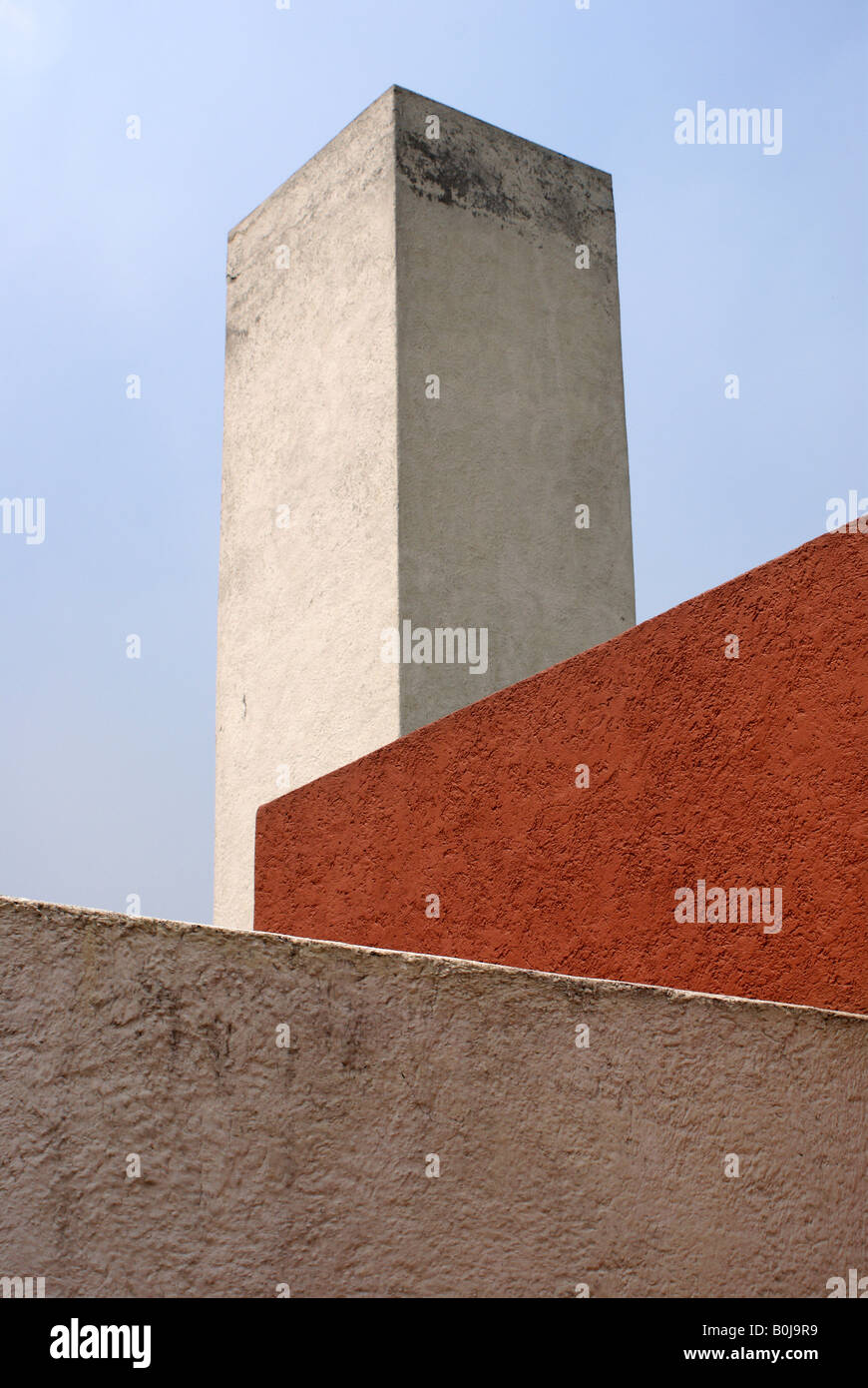 Farbenfrohe Außenwände des Museo Casa Luis Barragán Hausmuseums in Mexiko-Stadt Stockfoto