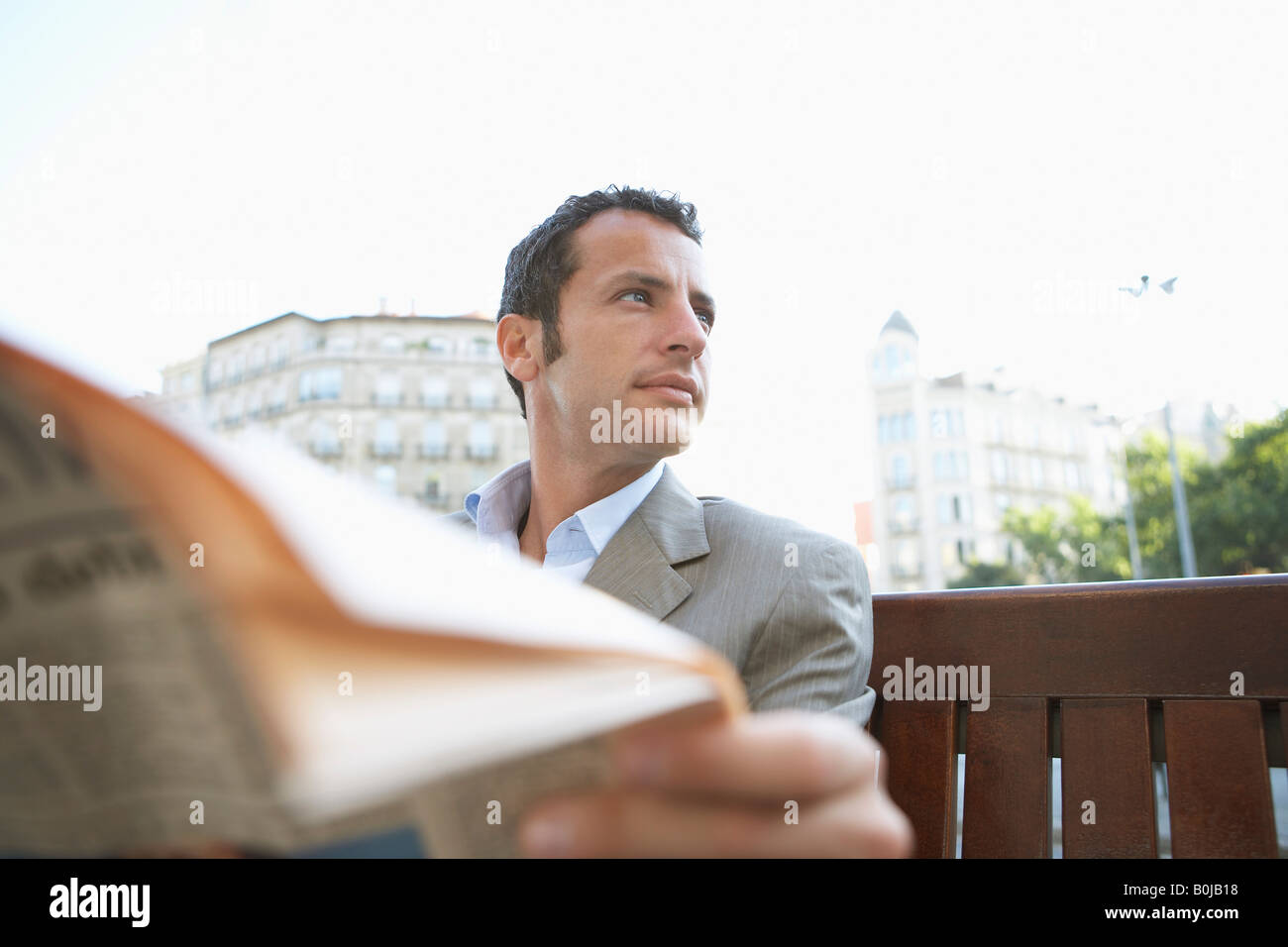 Geschäftsmann lesen Zeitung im freien Stockfoto